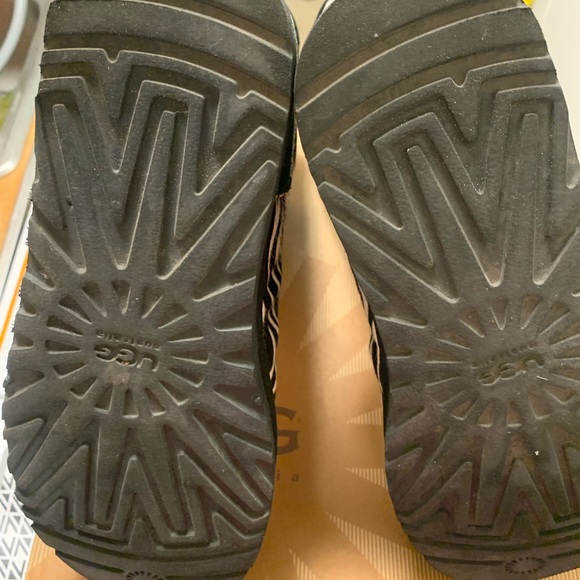 UGG Australia Women’s Classic Short Exotic Boot - Picture 6 of 16